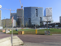 851493 Gezicht over het Jaarbeursplein te Utrecht, van bij Hojel City Center II (Croeselaan 2). Op de voorgrond een ...